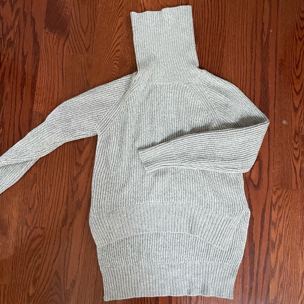 Women's Gray Turtleneck Sweater Aritzia